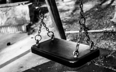 Павлодарда төрт жасар бала ойын алаңында биіктен құлап кеткен