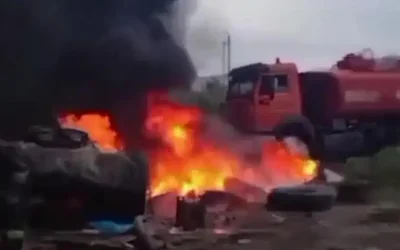 Ақтөбеде 2 бірдей жүк көлігі өртке оранды (ВИДЕО)