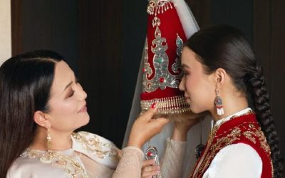 Ұзатылатын қыз ақ немесе көк түсті көйлек кимеген — Света Айтбаева