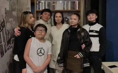 Анасының бақыты: Жұлдыз Әбдікәрімова тұңғышын Англияға аттандырды