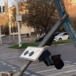 Шымкенттің қақ ортасында бағдаршам құлады: тұрғындар қауіпсіздікке алаңдаулы